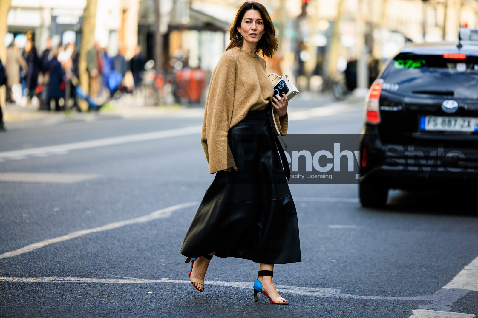minimal look, classic look, leather skirt, long skirt, black skirt, blue sandals, heeled sandals, beige jumper, knitwear, cream bag, small handbag, street style, jonathan paciullo, FW, frenchystyle, fashion week, AUTUMN WINTER 2022-2023, FALL WINTER 2022_2023, FW 22-23, PFW, PARIS, horizontal, atmosphere details, full length