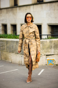 patched coat, pilot sunglasses, short hair, brown handbag, leather handbag, beige coat, leather coat, brown trousers, white sandals, alexandra guerain, street style, jonathan paciullo, FW, frenchystyle, fashion week, AUTUMN WINTER 2022-2023, FALL WINTER 2022_2023, FW 22-23, PFW, PARIS, full length, vertical