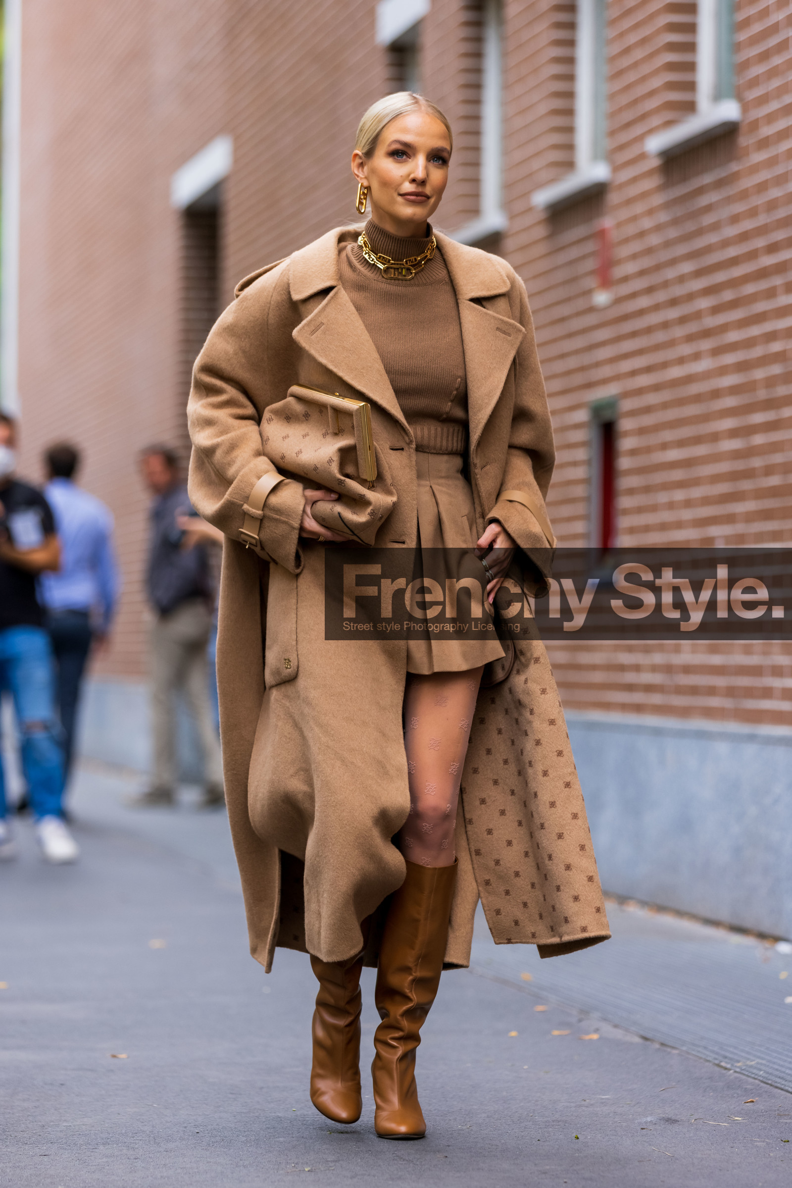 bag, beige bag, beige coat, beige monochrome, boots, coat, fendi bag, fendi jewellery, leather boots, Leonie Hanne, monochrome, short, wool coat, wool short, fashion week, frenchystyle, FW, jonathan paciullo, street style, MFW, MILAN, SPRING SUMMER 2022, SS 22, vertical, full length