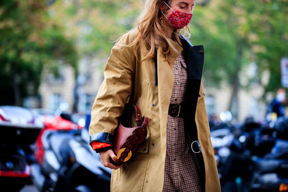 sonia sieff, camel trenchcoat, camel parka, brown leather bag, checked dress, burgundy dress, white dress, belted dress, button dress, chloe bag, chloe jacket, chloe look, chloe dress, covid face mask, fashion week, frenchystyle, FW, jonathan paciullo, street style, PFW, PARIS, SPRING SUMMER 2021, SS 21, horizontal, atmosphere details, detail