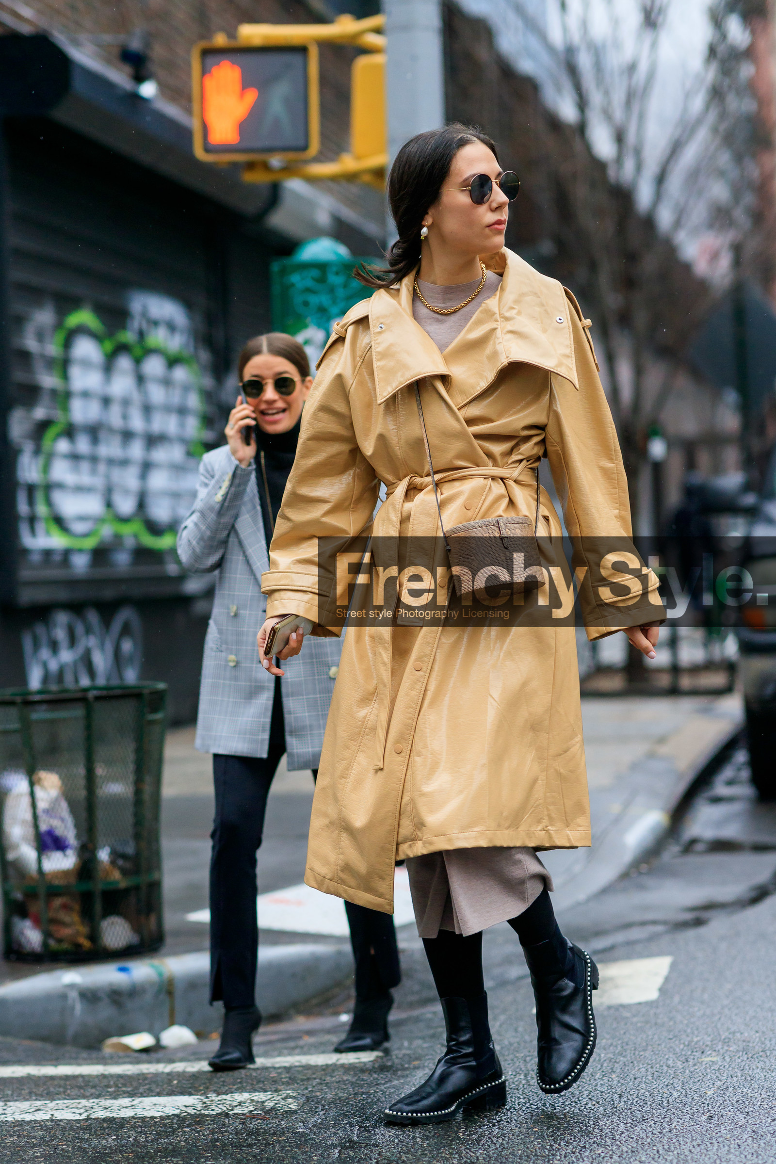 light yellow leather coat, beige leather coat, beige leather trench coat, beige leather bag, animal skin bag, crossbody bag, mini bag, black leather boots, chelsea boots, flat boots, round shape sunglasses, metalic frame sunglasses, golden necklace, big chain necklace, belted coat, belted trench coat, beige dress, long dress, knit dress, knitwear, fashion week, frenchystyle, FW, jonathan paciullo, street style, NYFW, NEW YORK, AUTUMN WINTER 2020-2021, FALL WINTER 2020-2021, FW 20-21, vertical, full length