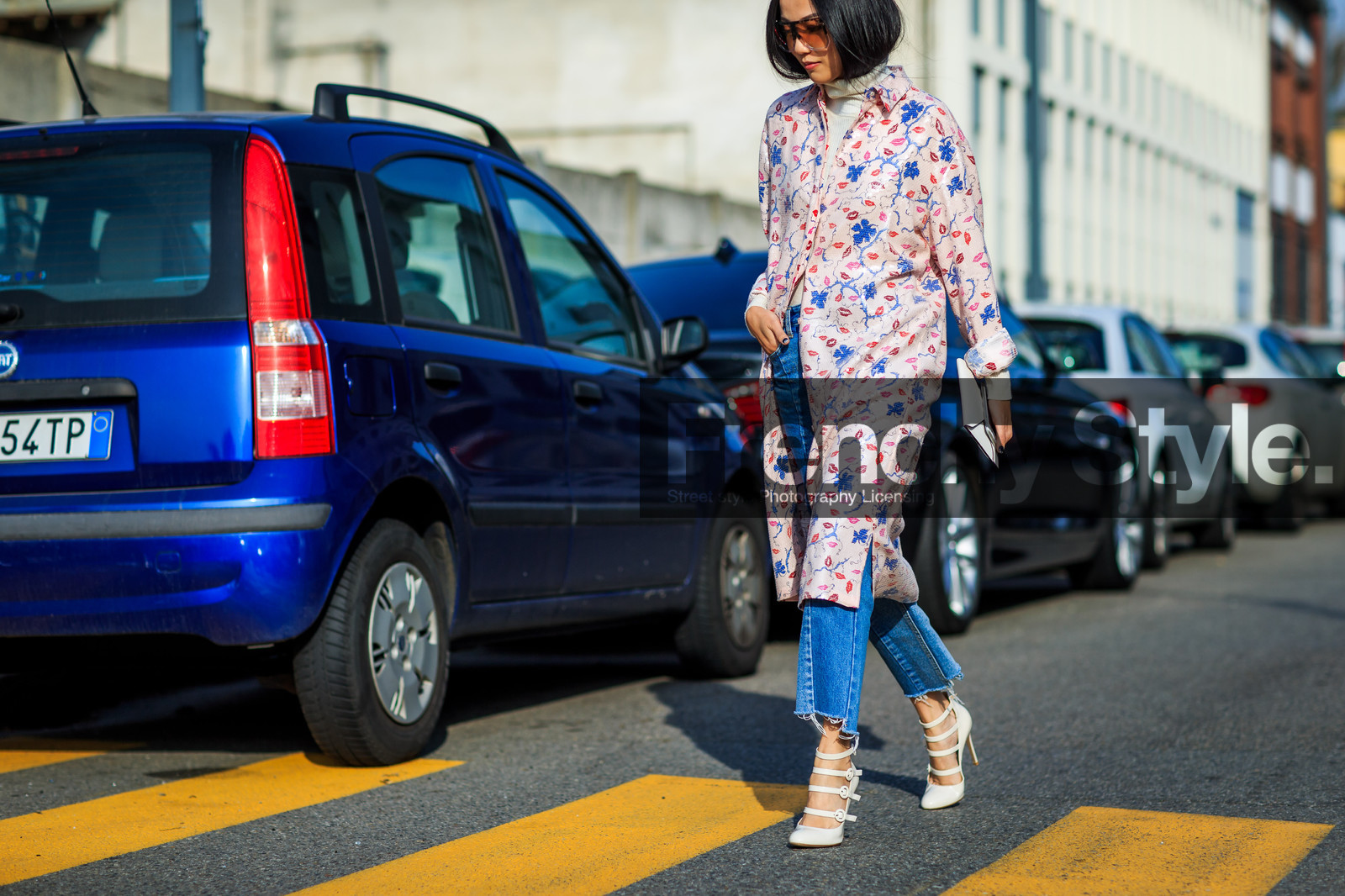 atmosphere details, AUTUMN WINTER 2016-2017, AW 16-17, blue denim, denim pants, detail, FALL WINTER 2016-2017, fashion week, floral, flower, frenchystyle, FW, FW 16-17, high heels, horizontal, jeans, jonathan paciullo, leather shoes, LFW, LONDON, MENSWEAR, pink coat, printed coat, street style, sunglasses, trousers, vêtements, white shoes, yoyo cao