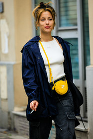 courreges, yellow bag, mini bag, courreges bag, courreges top, white tanktop, blue jacket, rain jacket, cargo pants, silver cargo pants, denim pants, fashion week, frenchystyle, FW, jonathan paciullo, street style, AUTUMN WINTER 2022-2023, FALL WINTER 2022_2023, FW 22-23, PFW, PARIS, vertical, detail