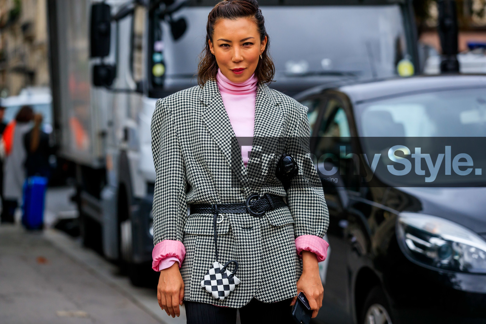 light pink top, turtleneck top, oversize jacket, black jacket, black pants, white jacket, checked jacket, houndstooth printed jacket, belted jacket, black leather belt, plaited belt, mini bag, belt bag, plaited bag, black leather bag, white leather bag, fashion week, frenchystyle, FW, jonathan paciullo, street style, SPRING SUMMER 2020, SS 20, PFW, PARIS, horizontal, atmosphere details, detail