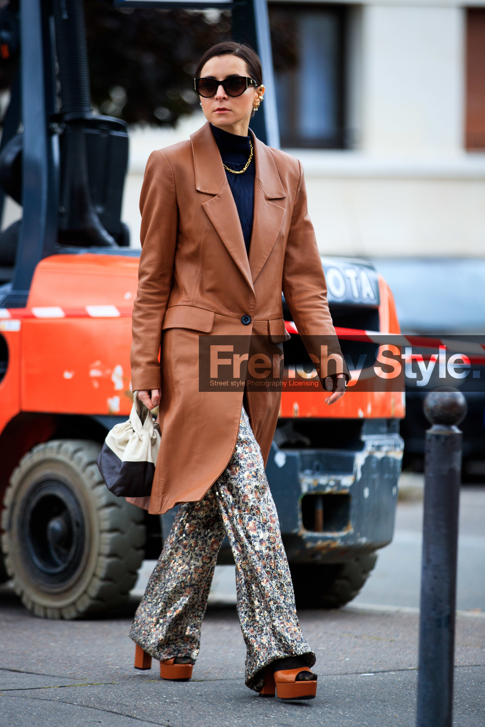 julia comil, brown leather jacket, brown leather coat, black sunglasses, chanel sunglasses, long jacket, flare pants, sequins pants, embroidered jeans, floral embroidered pants, golden pants, wedge shoes, camel leather sandals, high heels sandals, bicolor bag, white leather bag, black leather bag, fashion week, frenchystyle, FW, jonathan paciullo, street style, PFW, PARIS, SPRING SUMMER 2021, SS 21, vertical, full length