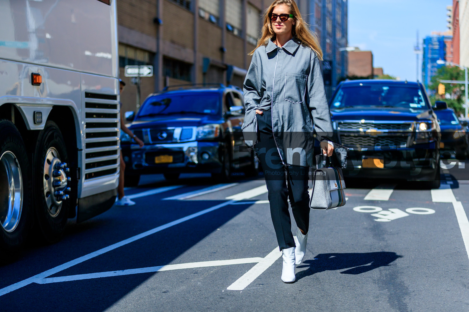 atmosphere details, black pants, fashion week, frenchystyle, full length, FW, grey shirt, horizontal, jonathan paciullo, leather bag, leather shoes, men shirt, NEW YORK, NYFW, printed bag, SPRING SUMMER 2017, SS 17, street style, striped bag, sunglasses, trousers, white bag, white shoes, woman