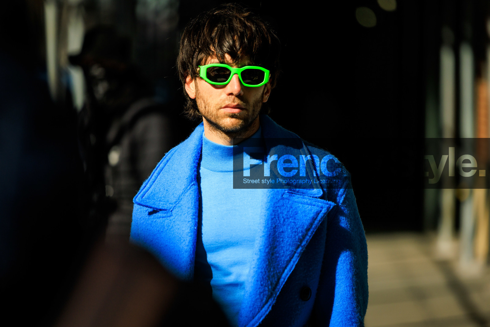 green fluo glasses, blue turtle neck, blue coat, sun glasses, fashion week, frenchystyle, FW, jonathan paciullo, street style, NYFW, NEW YORK, AUTUMN WINTER 2022-2023, FALL WINTER 2022_2023, FW 22-23, atmosphere details, horizontal