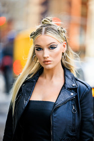 make up, black cat eye sunglasses, black leather biker jacket, Meredith Duxbury, fashion week, frenchystyle, FW, jonathan paciullo, street style, NYFW, NEW YORK, AUTUMN WINTER 2022-2023, FALL WINTER 2022_2023, FW 22-23, vertical, atmosphere details