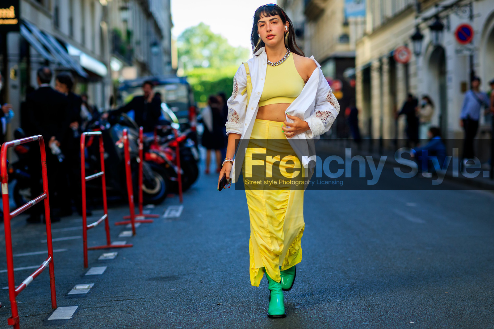 yellow top, yellow skirt, cropped top, drape skirt, long skirt, green boots, green polish boots, varnished boots, chelsea boots, white shirt, lace shirt, embroidered shirt, oversize shirt, yellow leather bag, hand bag, silvered necklace, chain necklace, big chain necklace, animal skin bag, barbara malewicz, fashion week, frenchystyle, FW, jonathan paciullo, street style, PFW, PARIS, SPRING SUMMER 2022, SS 22, horizontal, atmosphere details, full length