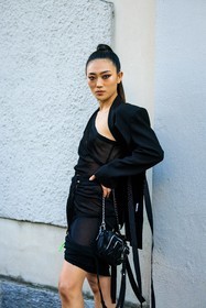 full black look, mini black dress, cut out dress, black blazer, chain bag, pocket handbag, black handbag, black sunglasses, details, close up, pony tail, street style, jonathan paciullo, FW, frenchystyle, fashion week, MFW, MILAN, FALL WINTER 2022_2023, AUTUMN WINTER 2022-2023, FW 22-23, vertical, atmosphere details