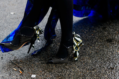 legs detail, shoes detail, close up detail, black polish shoes, high heels shoes, multi staps shoes, scarf, scarf detail, silk scarf, knoted scarf, green scarf, white scarf, geometrical printed scarf, studs shoes, sharp end shoes, fashion week, frenchystyle, FW, jonathan paciullo, street style, AUTUMN WINTER 2020-2021, FALL WINTER 2020-2021, FW 20-21, horizontal, atmosphere details, detail, NYFW, NEW YORK