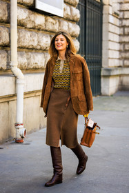 earth tones look, brown blazer, yellow print top, knitted top, brown skirt, midi skirt, dark brown boots, birkin bag, kelly bag, street style, jonathan paciullo, FW, frenchystyle, fashion week, AUTUMN WINTER 2022-2023, FALL WINTER 2022_2023, FW 22-23, PFW, PARIS, full length, vertical