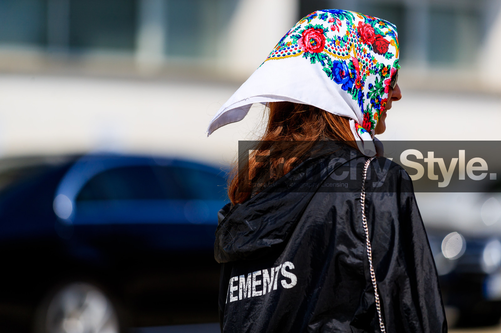black jacket, floral, flowers, headscarf, hood, multicolor scarf, printed scarf, rain coat, vêtements, white scarf, street style, jonathan paciullo, FW, frenchystyle, fashion week, MFW, MILAN, SPRING SUMMER 2019, SS 19, atmosphere details, horizontal, detail