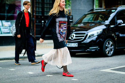 atmosphere details, ballerinas, black t shirt, detail, fashion week, fishnet, frenchystyle, FW, horizontal, jonathan paciullo, leather shoes, LFW, LONDON, nude skirt, printed t shirt, red shoes, see through, SPRING SUMMER 2017, SS 17, street style, tights, woman