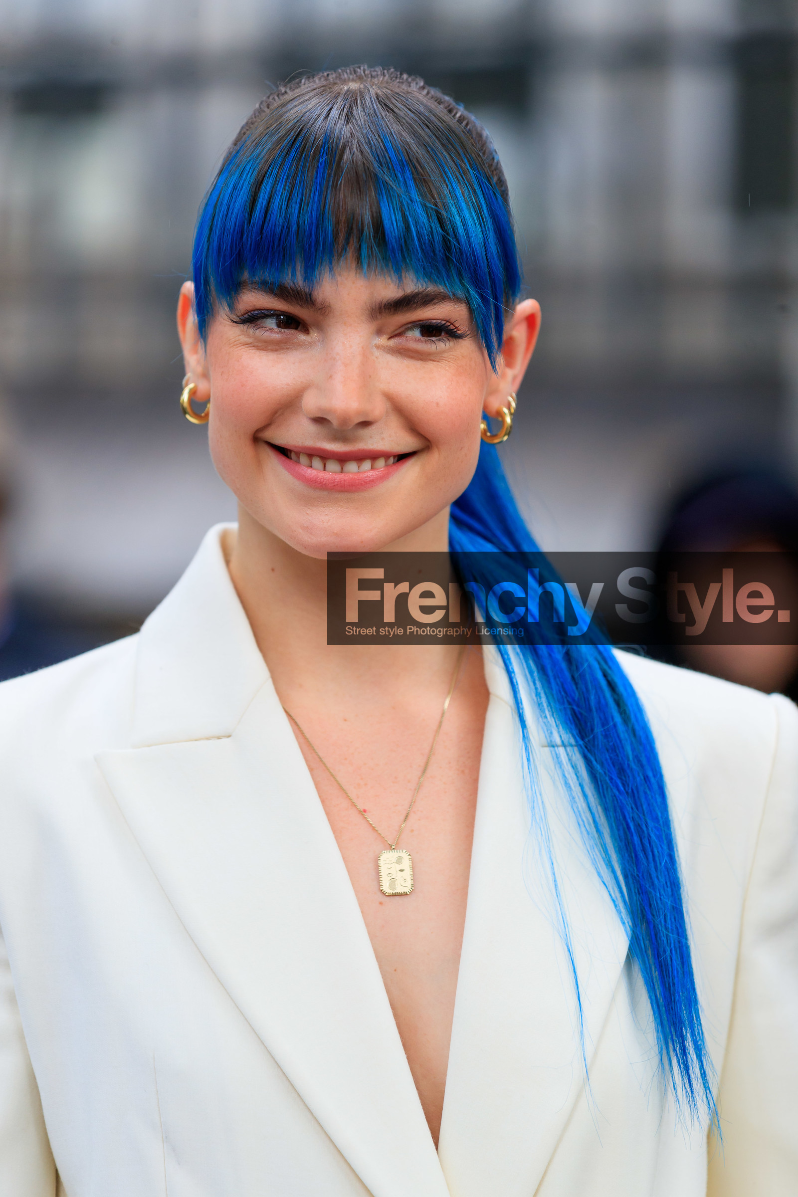 blue hair, hair details, haircut, ponytail, ponytail, close up detail, white jacket, low necked dress, low necked jacket, off white dress, off white jacket, golden necklace, golden earrings, hoop earrings, multi earrings, claire laffut, fashion week, frenchystyle, FW, jonathan paciullo, street style, PFW, PARIS, AUTUMN WINTER 2021-2022, FALL WINTER 2021-2022, FW 21-22, vertical, atmosphere details, detail
