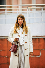 white trench, buttoned trench, bucket brown bag, striped pants, baggy trousers, black shoes, white shirt, coperni, monica ainley, street style, jonathan paciullo, FW, frenchystyle, fashion week, AUTUMN WINTER 2022-2023, FALL WINTER 2022_2023, FW 22-23, PFW, PARIS, vertical, detail