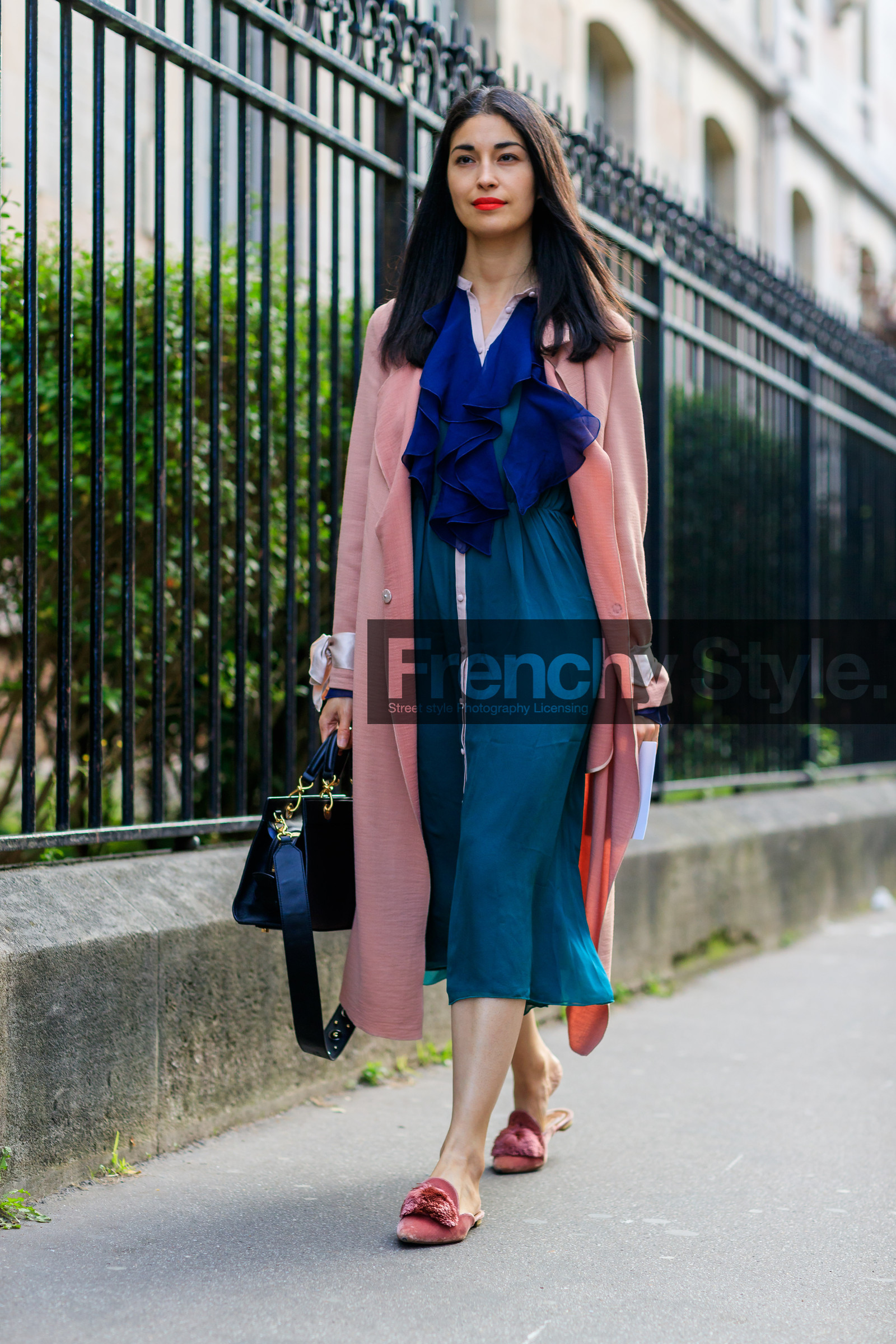 black bag, blue dress, fashion week, frenchystyle, full length, FW, graphic dress, jonathan paciullo, leather bag, long hair, PARIS, PFW, pink coat, pink shoes, red lips, ruffles, SPRING SUMMER 2018, SS 18, street style, vertical, caroline issa