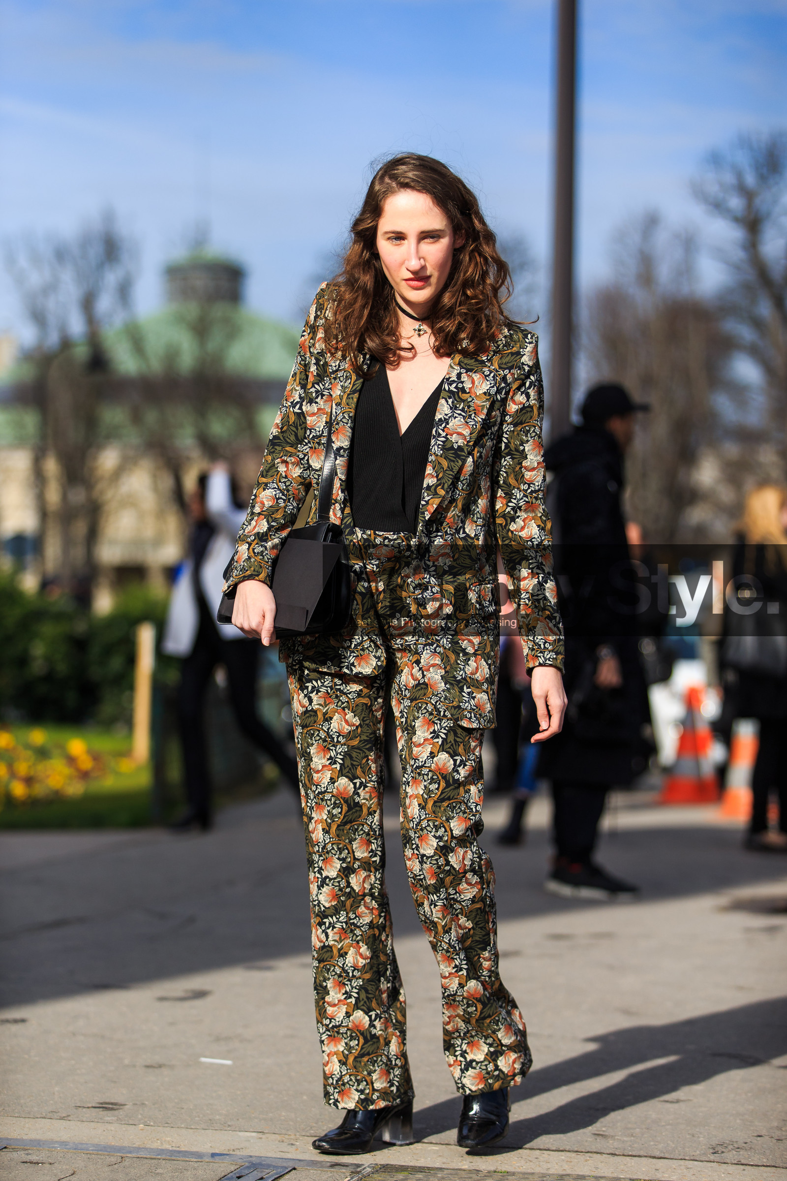 AUTUMN WINTER 2016-2017, AW 16-17, black bag, black boots, blazer, FALL WINTER 2016-2017, fashion week, floral, flower, frenchystyle, full length, FW, FW 16-17, green jacket, green pants, green suit, jonathan paciullo, leather bag, leather boots, PARIS, PFW, printed jacket, printed pants, printed suit, street style, trousers, vertical