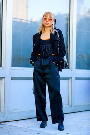 black bag, black bandana, black jacket, black pants, black shoes, black top, blazer, fashion week, frenchystyle, full length, FW, graphic bag, high heels, jonathan paciullo, leather bag, leather shoes, Margaret Zhang, NEW YORK, NYFW, SPRING SUMMER 2018, SS 18, street style, sunglasses, tone on tone, total look black, trousers, vertical