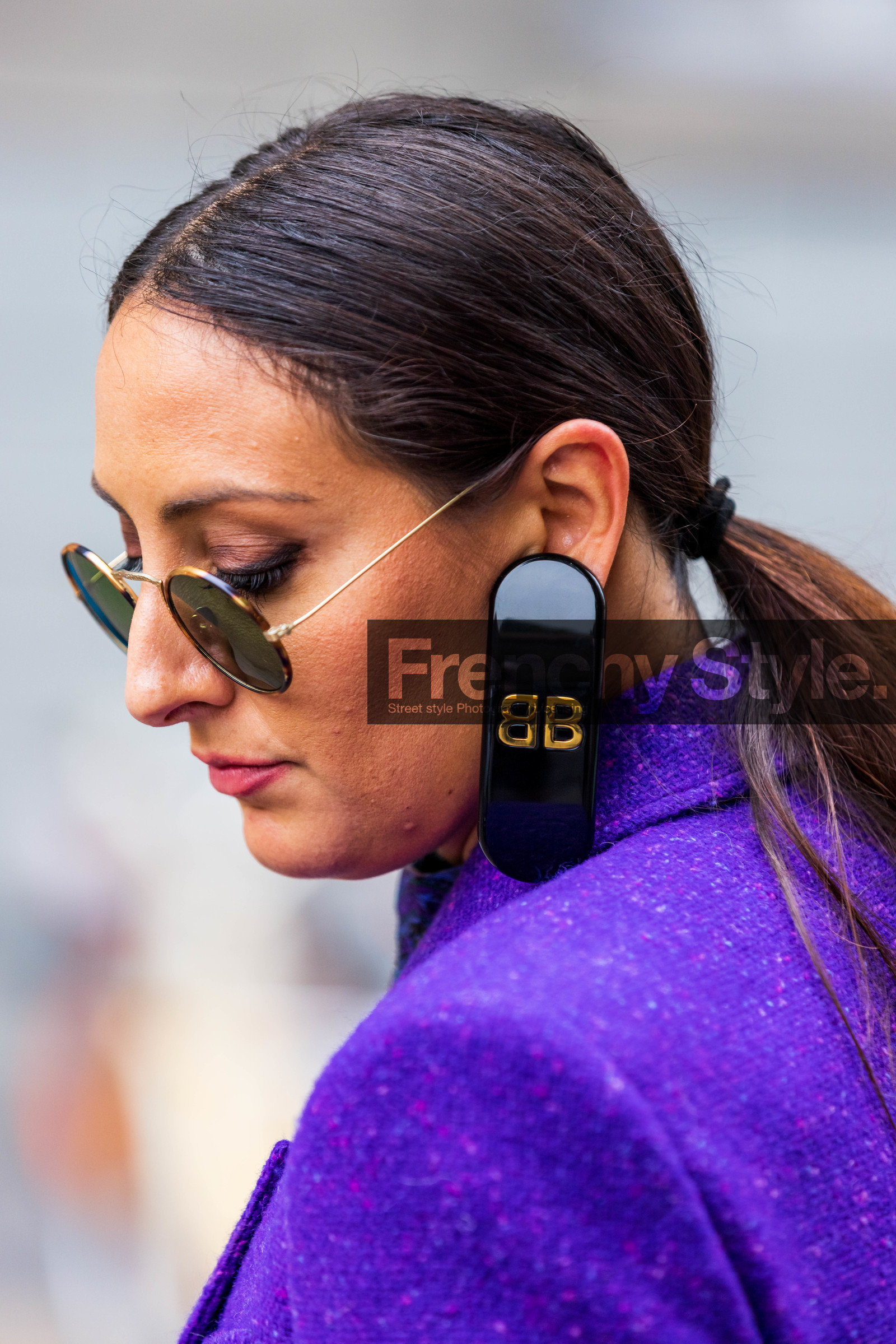 balenciaga earrings, big earrings, bra, color, purple blazer, sunglasses, round sunglasses, fashion week, frenchystyle, FW, jonathan paciullo, street style, SPRING SUMMER 2022, SS 22, MFW, MILAN, vertical, atmosphere details