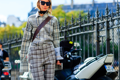 atmosphere details, checked pants, checked shirt, choker, detail, fashion week, frenchystyle, FW, graphic shirt, grey pants, grey shirt, horizontal, jonathan paciullo, julie pelipas, leather bag, necklace, PARIS, PFW, plaid, printed pants, printed shirt, SPRING SUMMER 2017, SS 17, street style, striped pants, striped shirt, sunglasses, tone on tone, total look checked, trousers