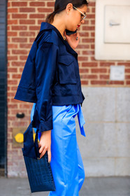 atmosphere details, black bag, black jacket, blue bag, blue pants, detail, fashion week, frenchystyle, FW, jonathan paciullo, leather bag, navy jacket, NEW YORK, NYFW, SPRING SUMMER 2018, SS 18, street style, sunglasses, trousers, vertical