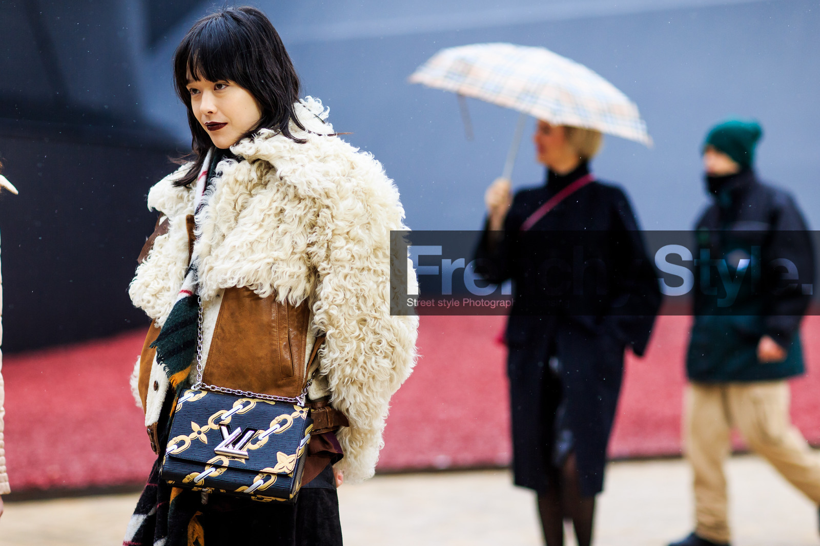 atmosphere details, AUTUMN WINTER 2016-2017, AW 16-17, black bag, brown jacket, dark lips, detail, FALL WINTER 2016-2017, fashion week, frenchystyle, fur jacket, FW, FW 16-17, horizontal, jonathan paciullo, leather bag, leather jacket, louis vuitton, PARIS, PFW, printed bag, shearling, street style