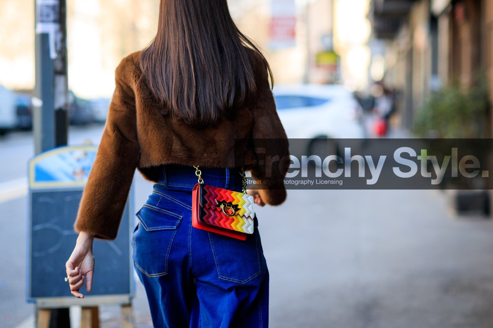 atmosphere details, AUTUMN WINTER 2017-2018, AW 17-18, back detail, blue denim, brown fur, brown jacket, denim pants, detail, FALL WINTER 2017-2018, fashion week, frenchystyle, fur jacket, FW, FW 17-18, giovanna battaglia, graphic bag, horizontal, jeans, jonathan paciullo, leather bag, MFW, MILAN, multicolor bag, printed bag, red bag, sara battaglia, street style, striped bag, trousers