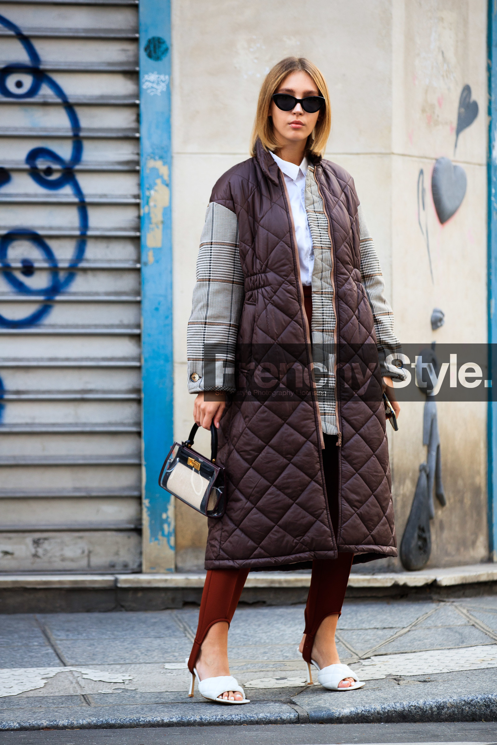 dagmara jarzynka, brown coat, checked coat, down jacket, long coat, zipped coat, camel legging, white leather sandals, white leather slippers, quilted slippers, high heels slippers, high heels sandals, bottega veneta shoes, plastic bag, sheer bag, hand bag, PARIS, PFW, fashion week, frenchystyle, FW, jonathan paciullo, street style, SPRING SUMMER 2021, SS 21, vertical, full length