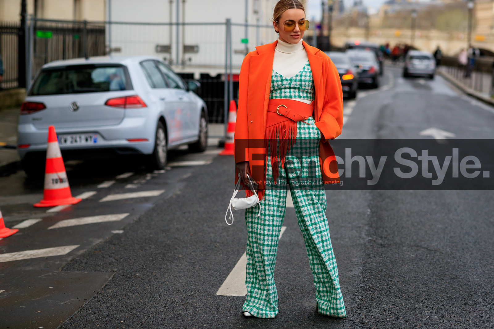 orange jacket, orange leather belt, fringe belt, white pullover, turtleneck pullover, white bra, white pants, green pants, green bra, vichy printed pants, vichy printed bra, cropped top, big belt, white leather bag, hand bag, mini bag, aviator sunglasses, yellow sunglasses, metalic frame sunglasses, big sunglasses, mini hoop earrings, golden earrings, flare pants, fashion week, frenchystyle, FW, jonathan paciullo, street style, PFW, PARIS, AUTUMN WINTER 2020-2021, FALL WINTER 2020-2021, FW 20-21, horizontal, detail, atmosphere details