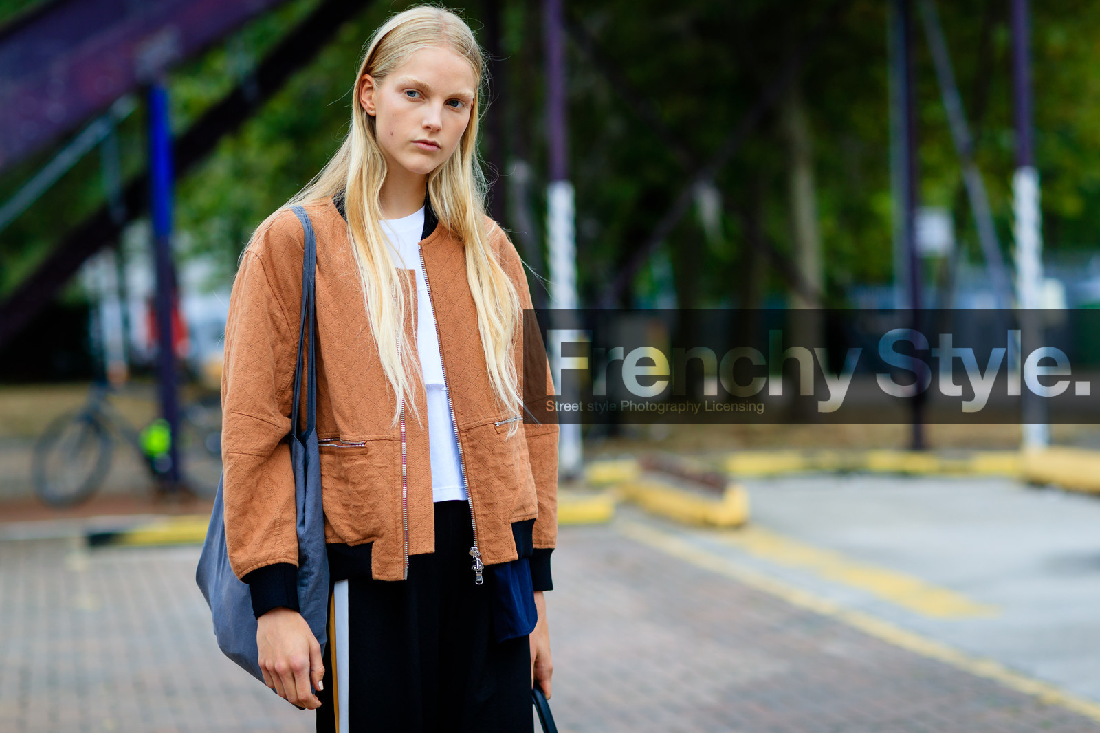 atmosphere details, black pants, bomber jacket, camel jacket, detail, fashion week, frenchystyle, FW, grey bag, horizontal, jonathan paciullo, LFW, LONDON, long hair, model, natural, SPRING SUMMER 2017, SS 17, street style, tote bag, trousers, white t shirt, woman
