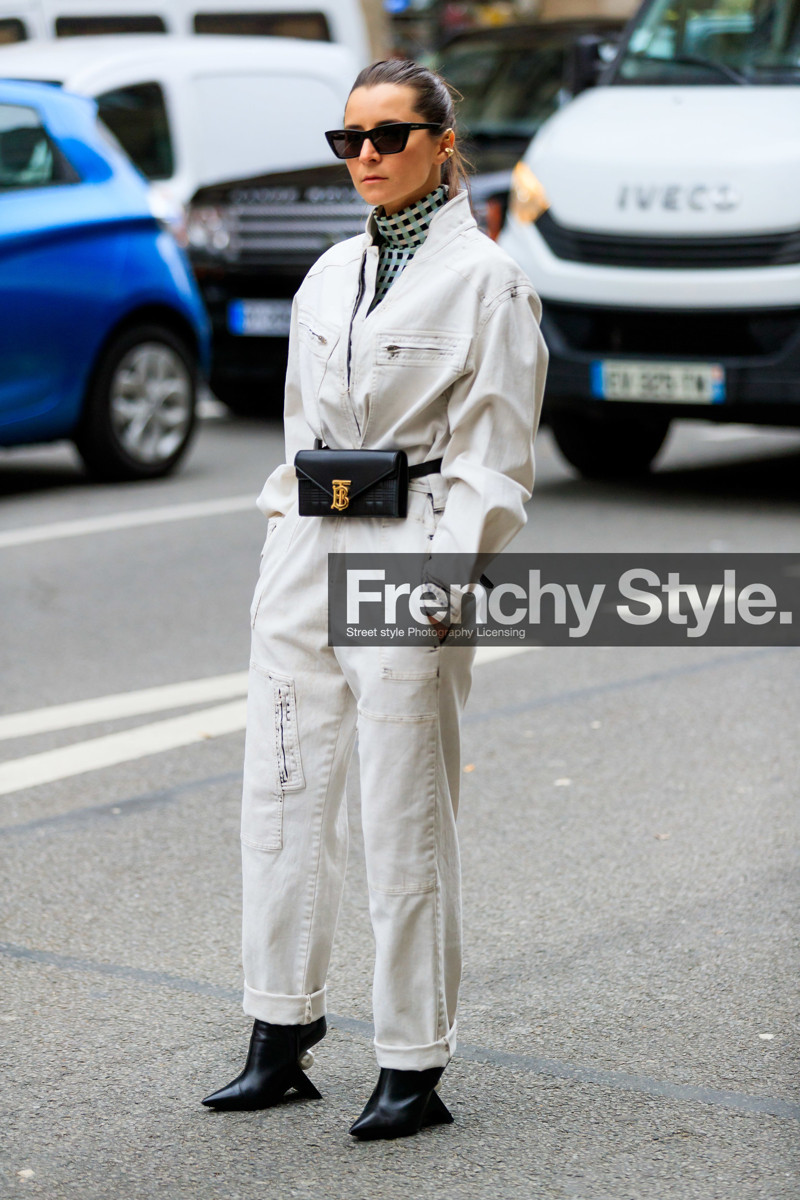 white jumpsuit, denim jumpsuit, zipped jumpsuit, long sleeves jumpsuit, belt bag, belted jumpsuit, used jumpsuits, black leather belt, black leather bag, black leather boots, saint laurent sunglasses, black sunglasses, butterfly sunglasses, green top, checked top, turtleneck top, loose jumpsuit, burberry bag, burberry belt, fashion week, frenchystyle, FW, jonathan paciullo, street style, PFW, PARIS, AUTUMN WINTER 2020-2021, FALL WINTER 2020-2021, FW 20-21, vertical, full length