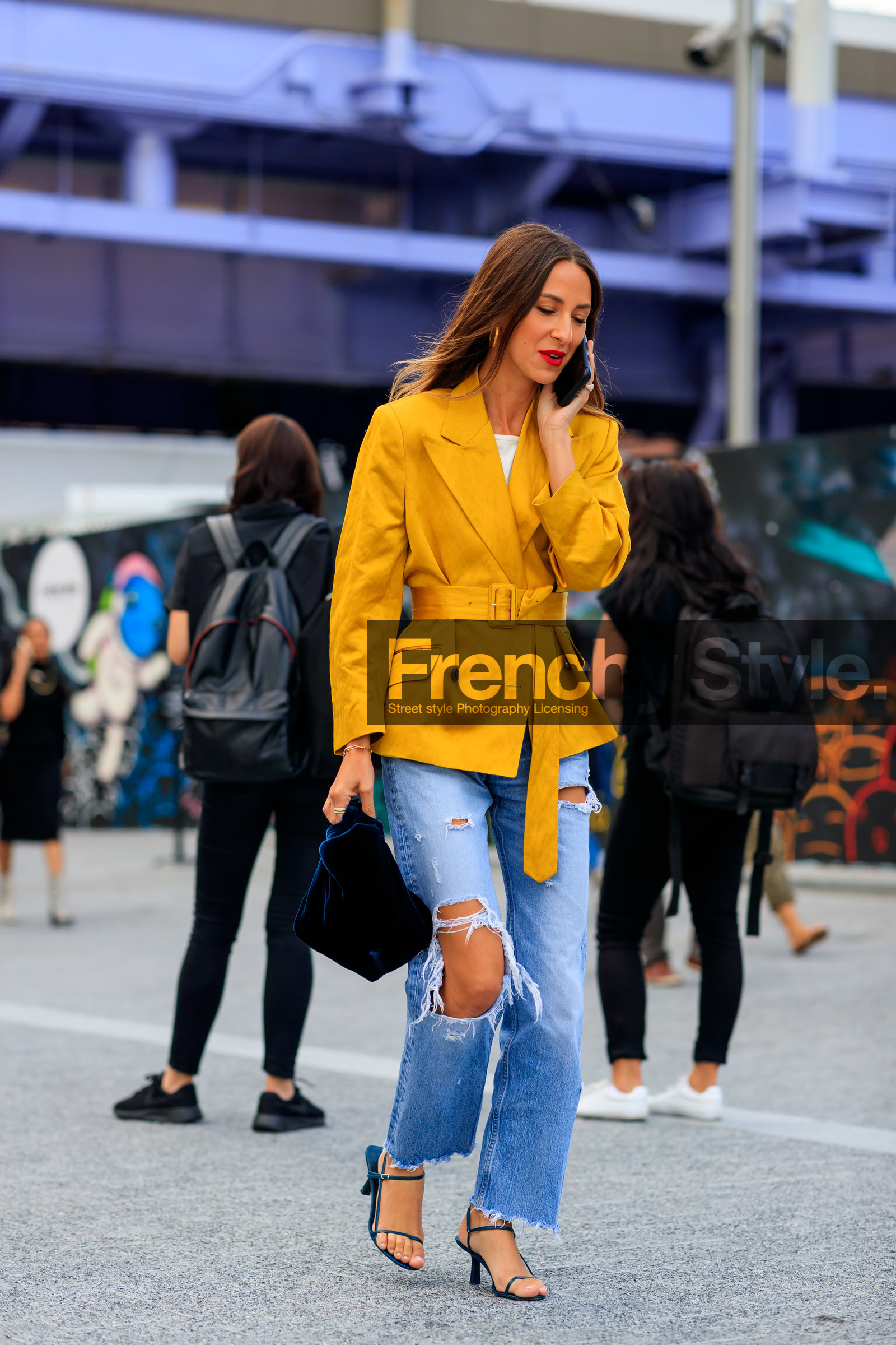 black shoes, blue bag, blue denim, denim pants, high heels, jeans, leather bag, leather shoes, red lips, ripped pants, the row, trousers, velvet, yellow jacket, street style, jonathan paciullo, FW, frenchystyle, fashion week, NEW YORK, NYFW, SPRING SUMMER 2020, SS 20, vertical, detail, atmosphere details
