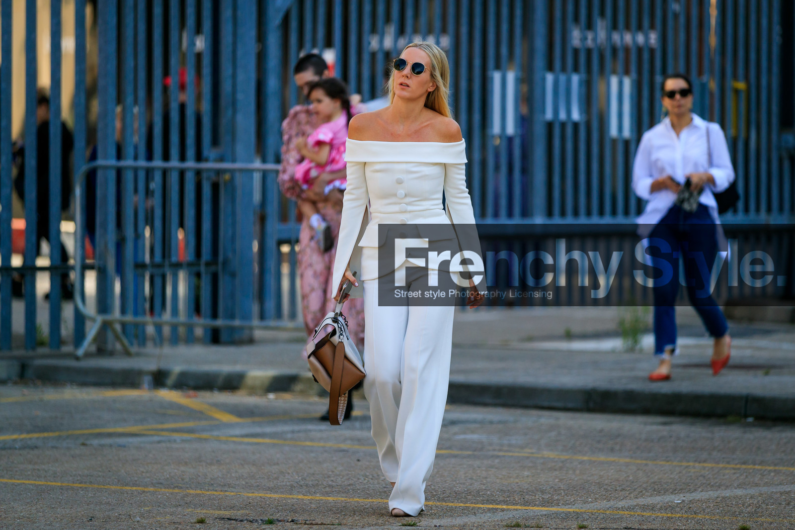 white total look, white jacket, half shoulder jacket, white pants, tailored pants, rayban sunglasses, beige leather bag, fashion week, frenchystyle, FW, jonathan paciullo, street style, atmosphere details, horizontal, full length