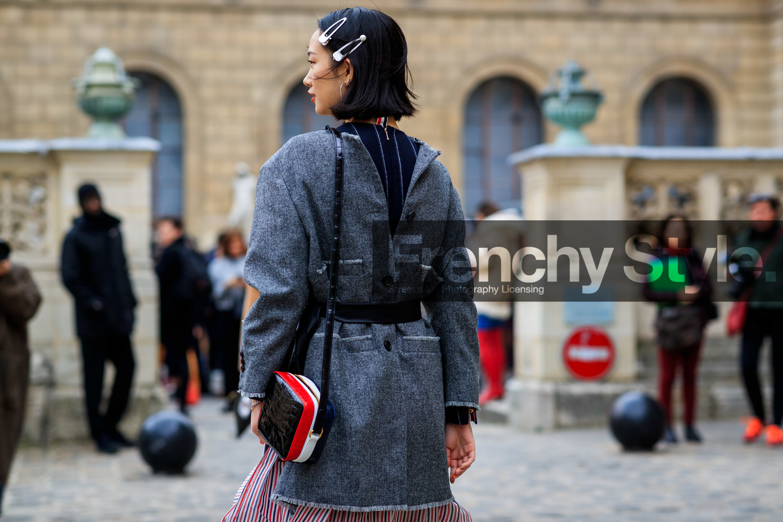 backwards, black bag, graphic bag, grey jacket, hair clip, leather bag, printed bag, thom browne, PARIS, PFW, street style, jonathan paciullo, FW, frenchystyle, fashion week, AUTUMN WINTER 2019-2020, AW 19-20, FALL WINTER 2019-2020, FW 19-20, horizontal, atmosphere details, detail
