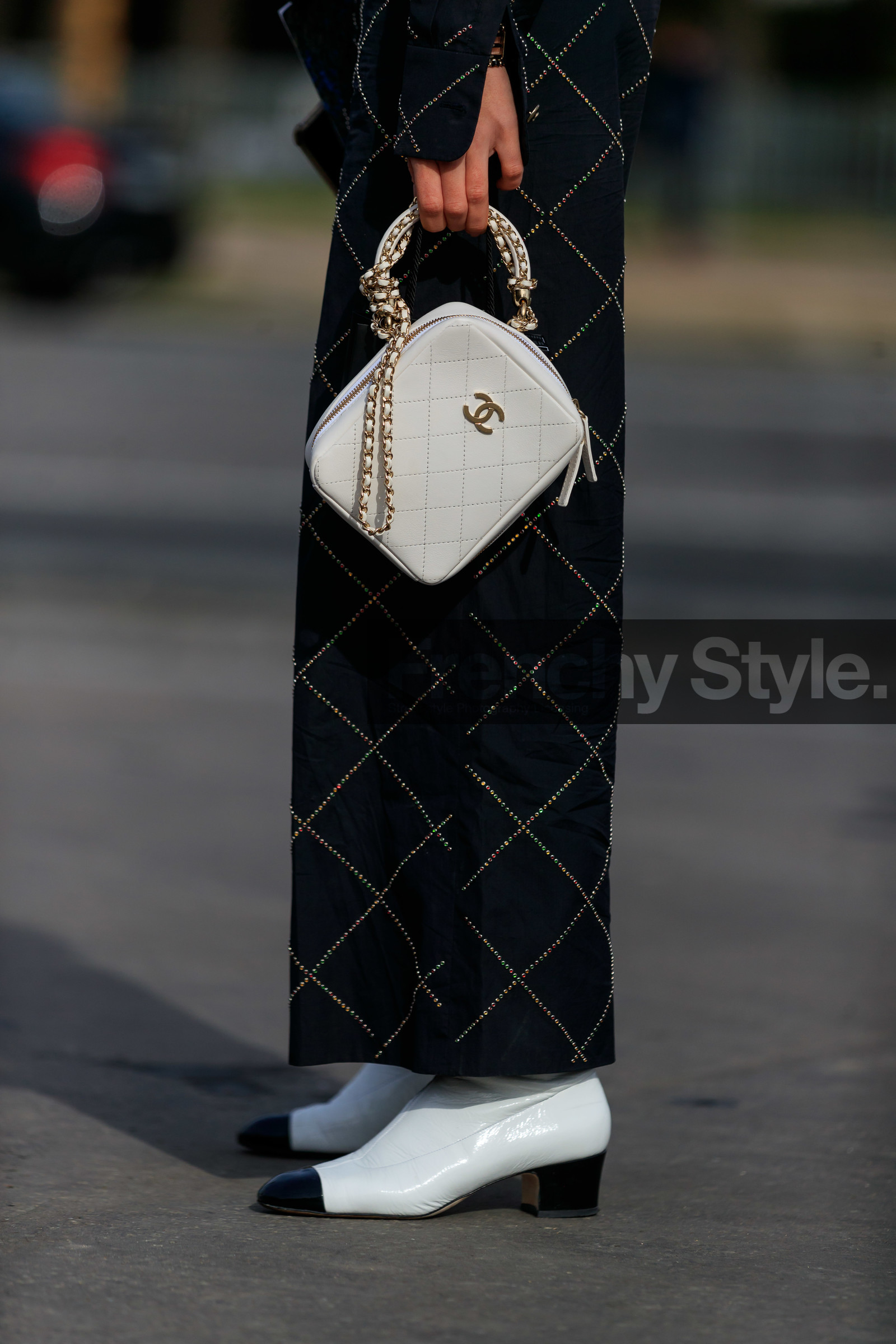 regina anikiy, black pants, checked pants, strassed shirt, strassed pants, white leather boots, white leather bag, black leather boots, bicolor boots, kitten heels boots, hand bag, quilted bag, close up detail, bag detail, legs detail, shoes detail, chanel bag, chanel boots, chanel pants, fashion week, frenchystyle, FW, jonathan paciullo, street style, PFW, PARIS, vertical, atmosphere details, detail