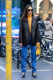 blue jeans, yellow leather bag, striped bag, hand bag, black leather shoes, high heels shoes, squared toed shoes, black leather jacket, yellow pullover, turtleneck pullover, tie and dye pullover, aviator sunglasses, metalic frame sunglasses, fashion week, frenchystyle, FW, jonathan paciullo, street style, MFW, MILAN, AUTUMN WINTER 2020-2021, FALL WINTER 2020-2021, FW 20-21, vertical, full length