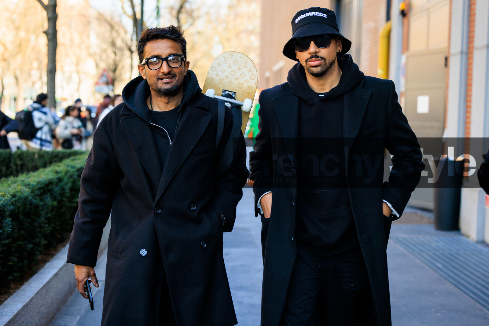 full black look, black bucket hat, black sunglasses, glasses, black hoodie, black coat, buttoned coat, close up, fashion week, frenchystyle, FW, jonathan paciullo, street style, MFW, MILAN, FALL WINTER 2022_2023, AUTUMN WINTER 2022-2023, FW 22-23, horizontal, atmosphere details