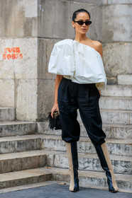 anna rosa vitiello, white top, white blouse, drape blouse, drape top, asymmetrical top, asymetrical blouse, black pants, black sunglasses, butterfly sunglasses, beige leather boots, beige suede boots, black leather boots, bicolor boots, high boots, feather details, black bag, fringe bag, feather details bag, PARIS, PFW, SPRING SUMMER 2020, SS 20, fashion week, frenchystyle, FW, jonathan paciullo, street style, vertical, full length