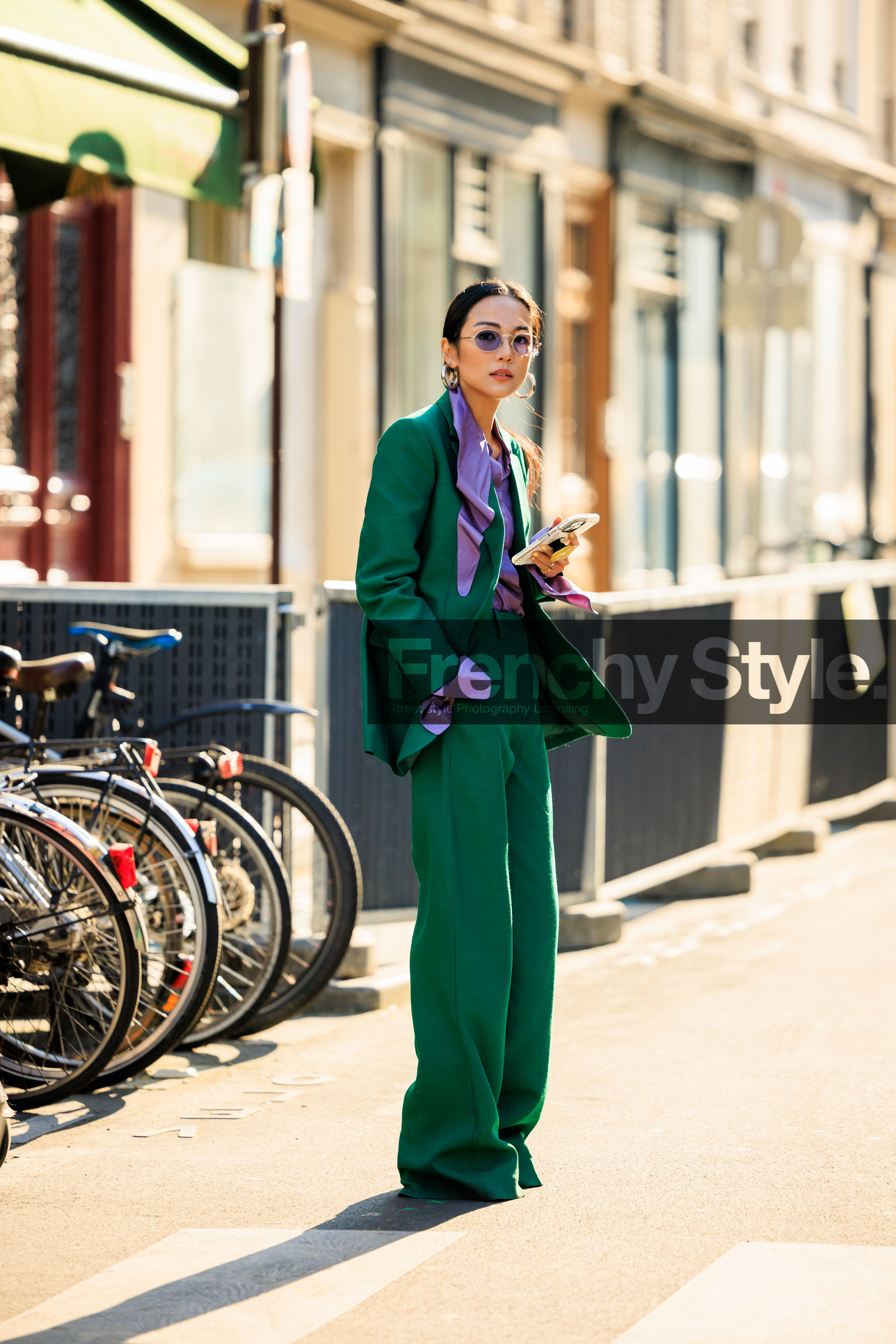 dandy look, green suit, silk shirt, purple glasses, iphone, silver big loops, yoyo cao, street style, jonathan paciullo, FW, frenchystyle, fashion week, AUTUMN WINTER 2022-2023, FALL WINTER 2022_2023, FW 22-23, PFW, PARIS, full length, vertical, purple shirt