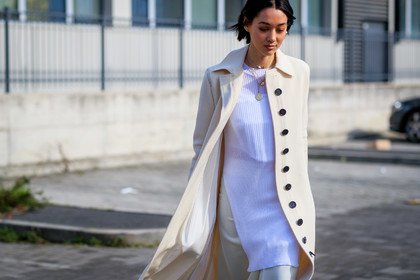 irene kim, kim jones, white trench coat, white jacket, white dress, white pants, white pullover, asymetrical dress, asymetrical pullover, long jacket, golden earrings, golden necklace, multi necklace, big chain necklace, dangling earrings, pearl necklace, fashion week, frenchystyle, FW, jonathan paciullo, street style, MFW, MILAN, AUTUMN WINTER 2020-2021, FALL WINTER 2020-2021, FW 20-21, horizontal, atmosphere details, detail