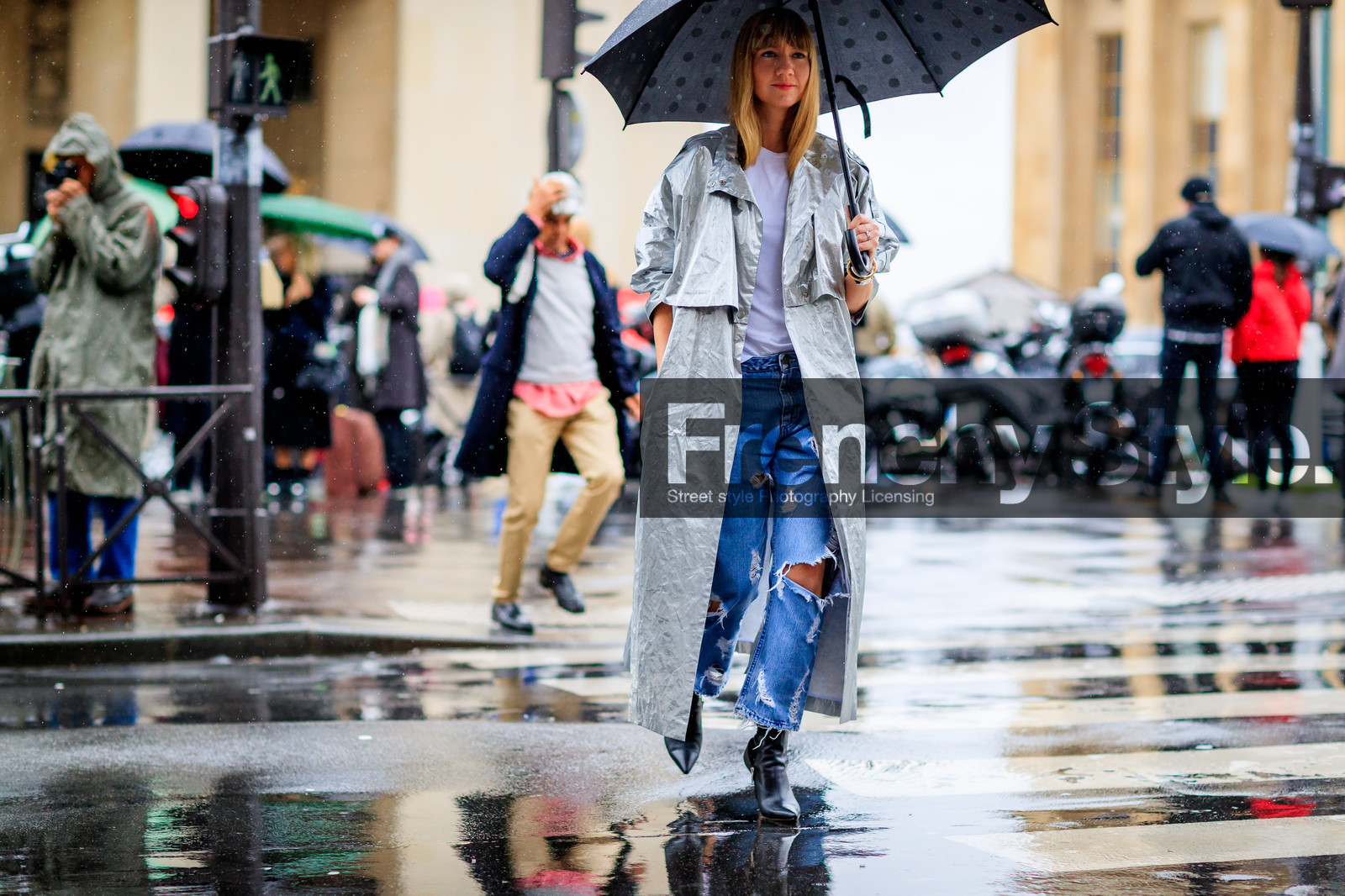 atmosphere details, AUTUMN WINTER 2017-2018, AW 17-18, black shoes, blue denim, denim pants, FALL WINTER 2017-2018, fashion week, frenchystyle, full length, FW, FW 17-18, high heels, horizontal, jeans, jonathan paciullo, leather shoes, lisa aiken, PARIS, PFW, ripped pants, silver coat, street style, trench coat, trousers, umbrella, white t shirt
