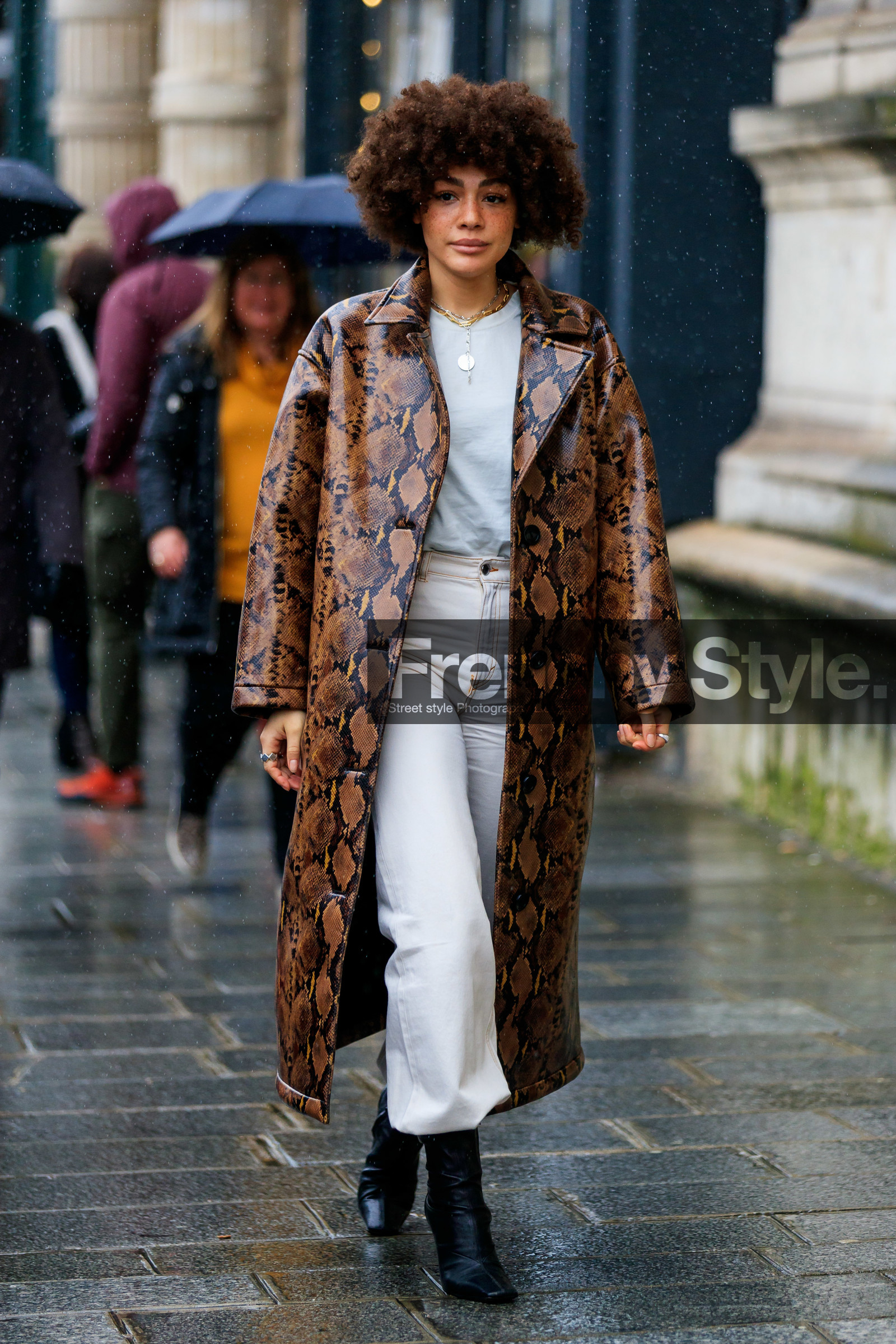 brown leather coat, animal skin coat, white t-shirt, white jeans, denim, black leather boots, squared toed shoes, multi necklace, golden necklace, big chain necklace, fashion week, frenchystyle, FW, jonathan paciullo, street style, PFW, PARIS, vertical, full length