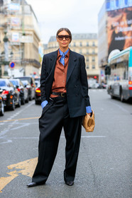 julie pelipas, black jacket, black pants, black suits, tailored pants, loose jacket, loose pants, camel shirt, light blue shirt, celine sunglasses, big sunglasses, beige leather clutch, bottega veneta bag, black leather belt, layered shirt, PARIS, PFW, SPRING SUMMER 2020, SS 20, fashion week, frenchystyle, FW, jonathan paciullo, street style, vertical, full length