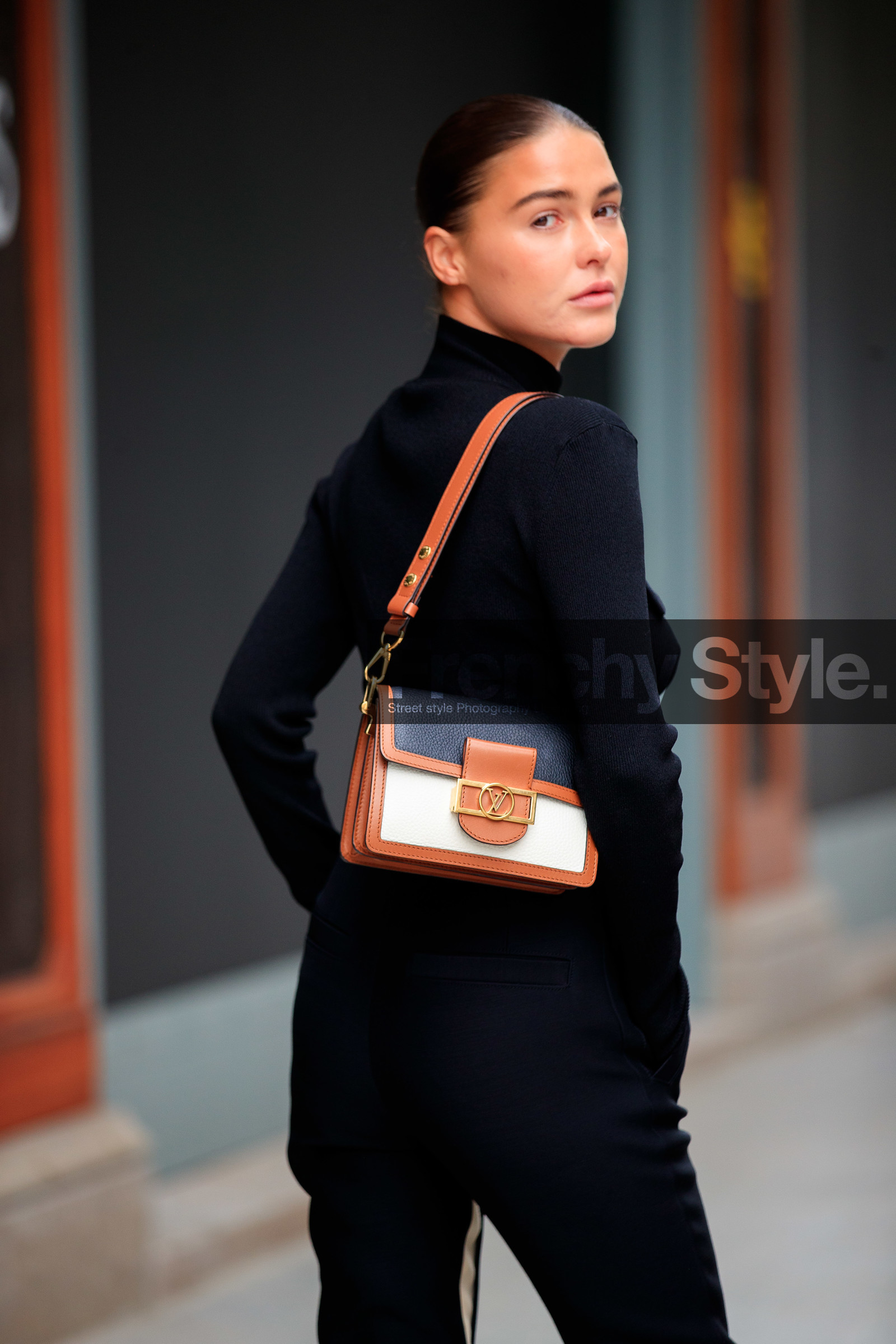 sophia roe, jodhpur pantalon, black pants, black pullover, turtleneck pullover, beige pants, bicolor pants, camel leather bag, white leather bag, black leather bag, shoulder bag, PARIS, PFW, fashion week, frenchystyle, FW, jonathan paciullo, street style, SPRING SUMMER 2021, SS 21, vertical, atmosphere details, detail