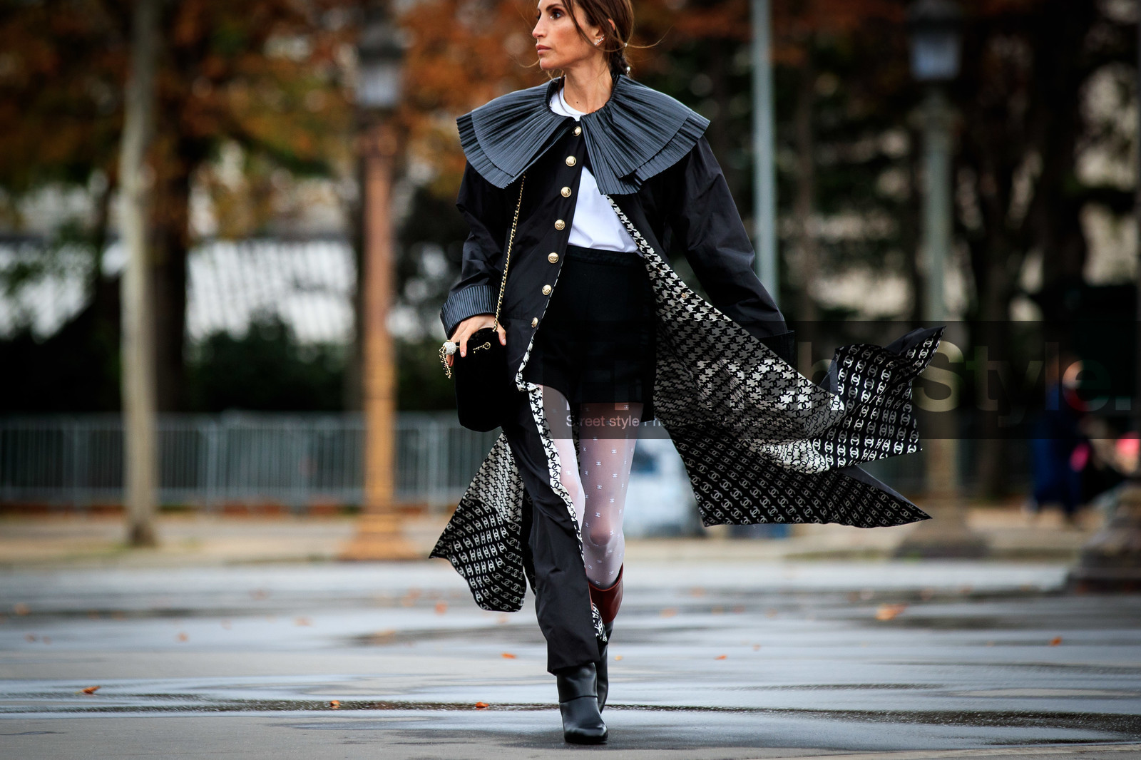 chloe loulou de saison, black cape, white cape, houndstooth printed cape, houndstooth printed jacket, houndstooth printed trenchcoat, black trench coat, white trench coat, monogrammed trench coat, monogrammed cape, black shorts, white tights, plumetis tights, monogrammed tights, black leather boots, brown leather boots, collar details, pleated collar, chanel total look, chanel jacket, chanel shorts, chanel tights, chanel bag, black bag, velvet bag, chanel boots, chanel trenchcoat, PARIS, PFW, fashion week, frenchystyle, FW, jonathan paciullo, street style, SPRING SUMMER 2021, SS 21, horizontal, atmosphere details, detail