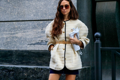 erika boldrin, white jacket, white coat, tweed coat, tweed jacket, woolen coat, woolen jacket, golden belt, golden frame sunglasses, metalic belt, belted coat, belted jacket, aviator sunglasses, geometric shape glasses, white leather clutch, hair clip, fashion week, frenchystyle, FW, jonathan paciullo, street style, MFW, MILAN, AUTUMN WINTER 2020-2021, FALL WINTER 2020-2021, FW 20-21, horizontal, atmosphere details, detail