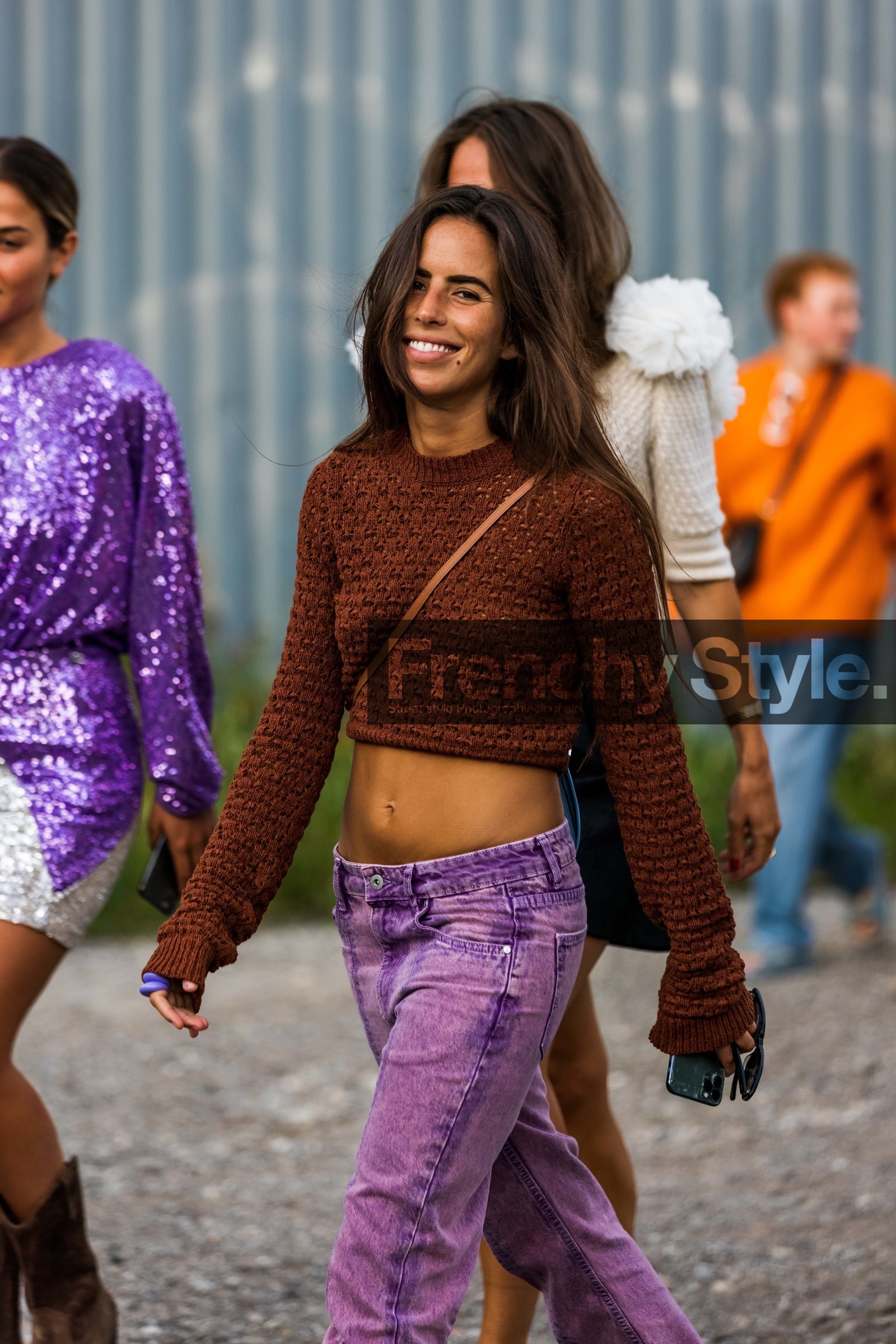 brown knit, crop top, crop top knit, denim, jean, knit, knitwear, purple denim, purple jean, purple pants, ring, sandals, black sandals, flare denim, flare jean, flare pants, pink jean, pink denim, Nina Urgell Cloquell, fashion week, frenchystyle, FW, jonathan paciullo, street style, CPHFW, COPENHAGEN, SS 22, SPRING SUMMER 2022, vertical, atmosphere details