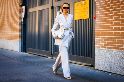 fendi blazer, ivory belted blazer, fendi pouch, white pouch, black sunglasses, ivory pants, flared pants, white sandals, short hair, nataly osmann, fashion week, frenchystyle, FW, jonathan paciullo, street style, MFW, MILAN, FALL WINTER 2022_2023, AUTUMN WINTER 2022-2023, FW 22-23, horizontal, atmosphere details, full length
