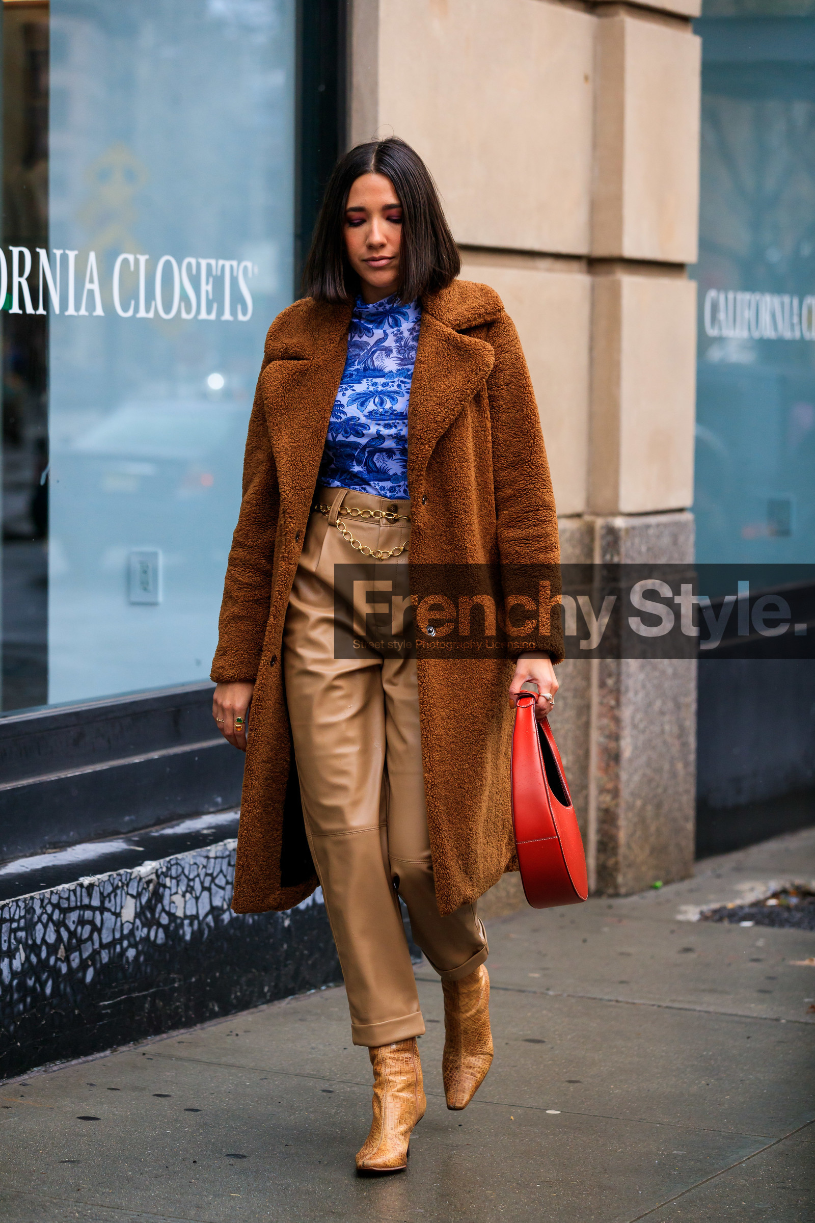 camel coat, fur coat, beige leather pants, beige leather boots, red leather bag, round shape bag, coperni bag, belted pants, chain belt, golden belt, blue top, white top, high collar top, high waist pants, animal skin boots, sharp end boots, floral printed top, fashion week, frenchystyle, FW, jonathan paciullo, street style, AUTUMN WINTER 2020-2021, FALL WINTER 2020-2021, FW 20-21, vertical, full length, NYFW, NEW YORK